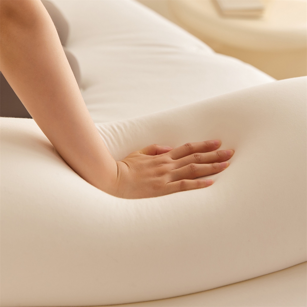 91家纺网 家纺一手货源 找家纺 头等舱 2025新款全棉氨纶针织A类孕妇 护腰 侧睡 靠垫 安抚枕 抱抱 夹腿多功能枕（模特图）配包装 珍珠白