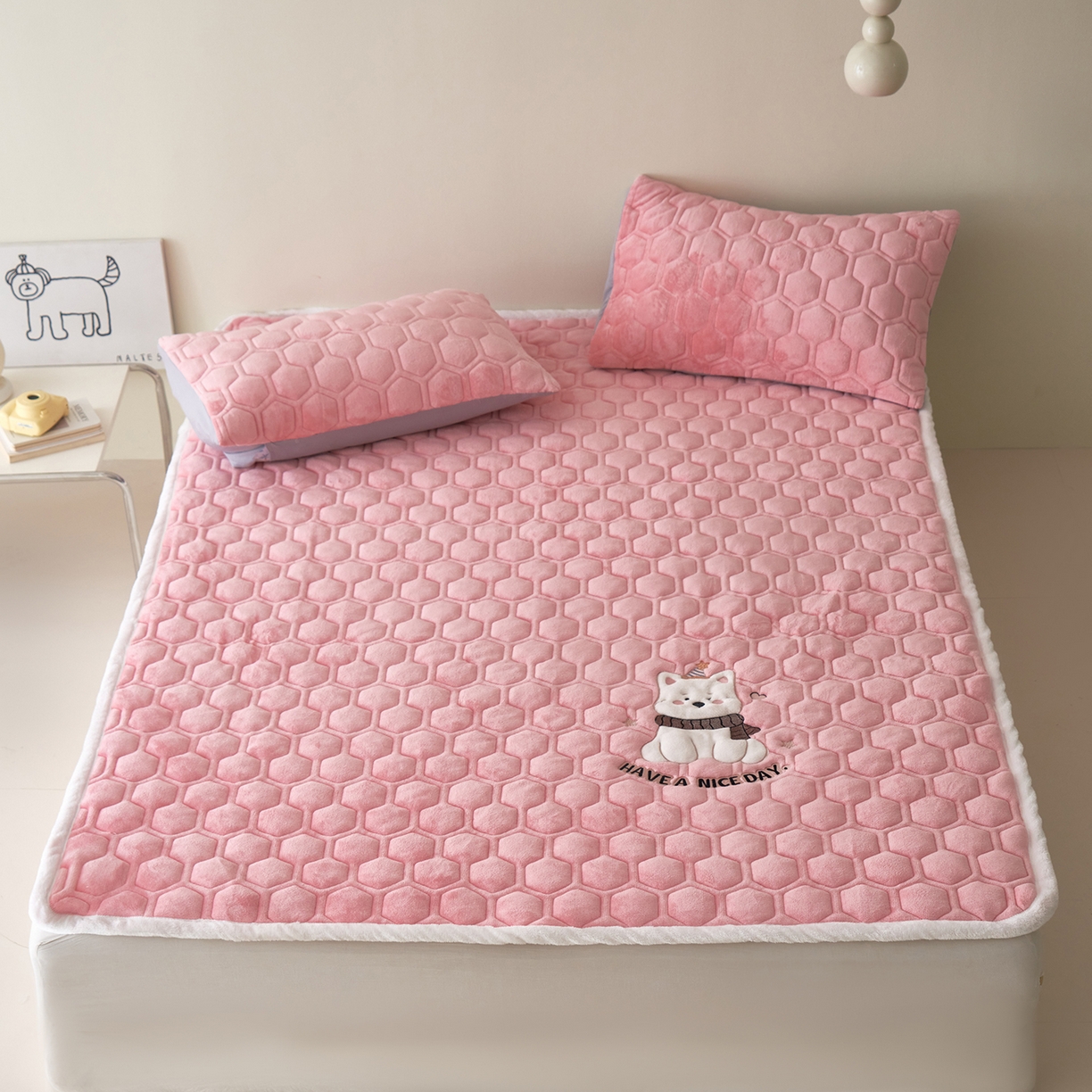 91家纺网 家纺一手货源 找家纺 永旺家纺 2025新款高克重牛奶绒床垫床褥-卡通狗狗系列 卡通狗狗-粉色