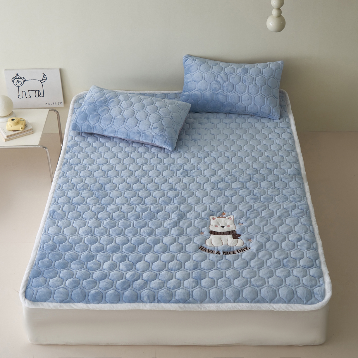 91家纺网 家纺一手货源 找家纺 永旺家纺 2025新款高克重牛奶绒床垫床褥-卡通狗狗系列 卡通狗狗-浅蓝