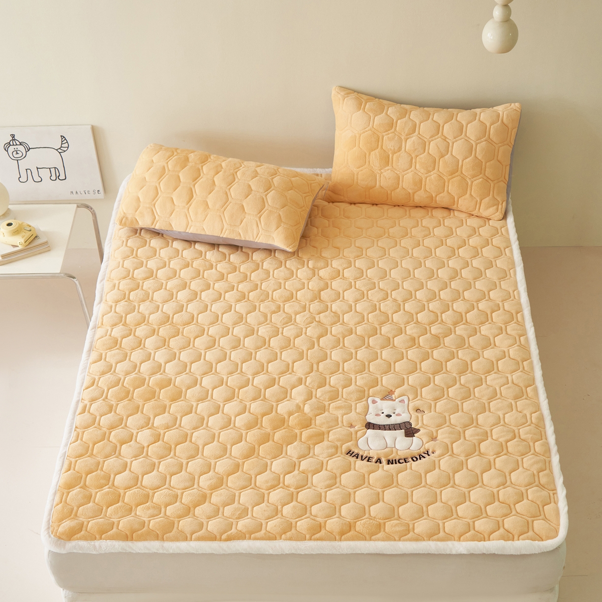 91家纺网 家纺一手货源 找家纺 永旺家纺 2025新款高克重牛奶绒床垫床褥-卡通狗狗系列 拉通狗狗-黄色