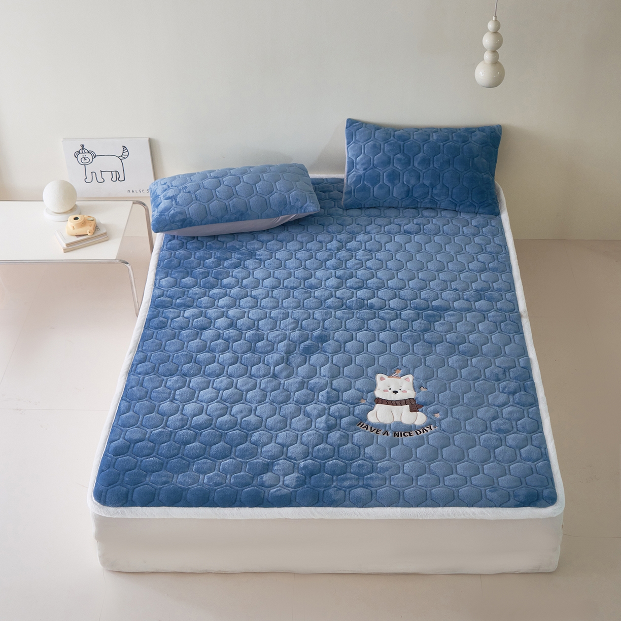 91家纺网 家纺一手货源 找家纺 永旺家纺 2025新款高克重牛奶绒床垫床褥-卡通狗狗系列 卡通狗狗-深蓝