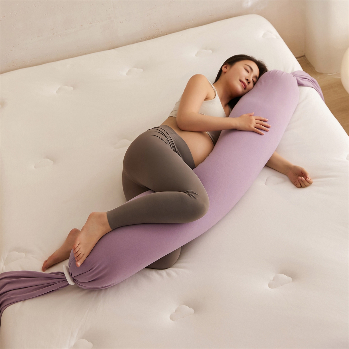 91家纺网 家纺一手货源 找家纺 头等舱 2025新款全棉氨纶针织A类孕妇 护腰 侧睡 靠垫 安抚枕 抱抱 夹腿多功能枕（模特图）配包装 紫浦