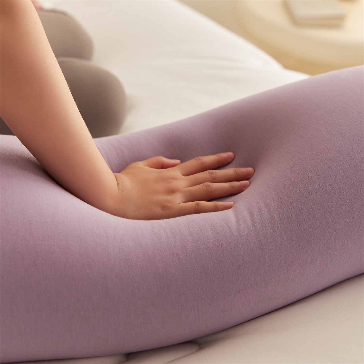91家纺网 家纺一手货源 找家纺 头等舱 2025新款全棉氨纶针织A类孕妇 护腰 侧睡 靠垫 安抚枕 抱抱 夹腿多功能枕（模特图）配包装 紫浦