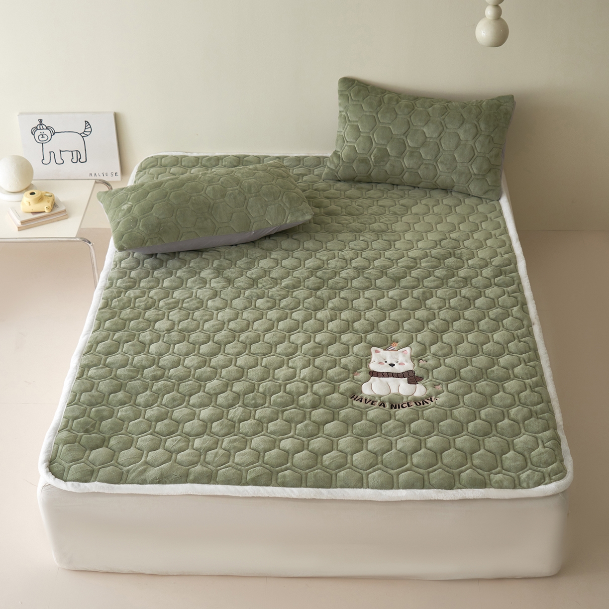 91家纺网 家纺一手货源 找家纺 永旺家纺 2025新款高克重牛奶绒床垫床褥-卡通狗狗系列 卡通狗狗-绿色