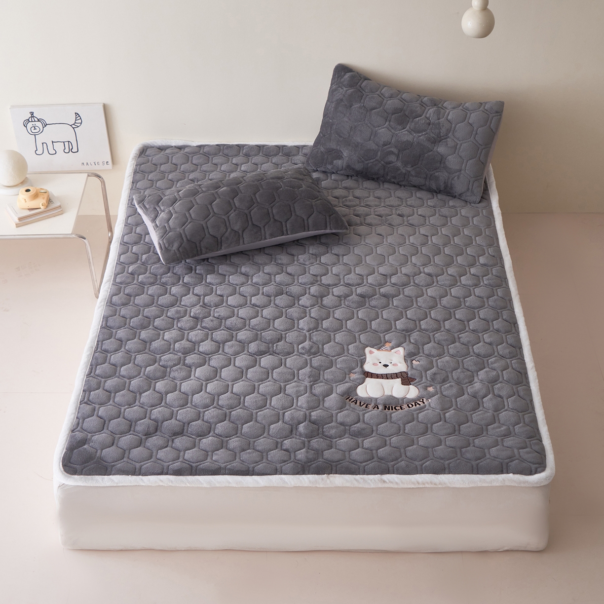 91家纺网 家纺一手货源 找家纺 永旺家纺 2025新款高克重牛奶绒床垫床褥-卡通狗狗系列 卡通狗狗-灰色