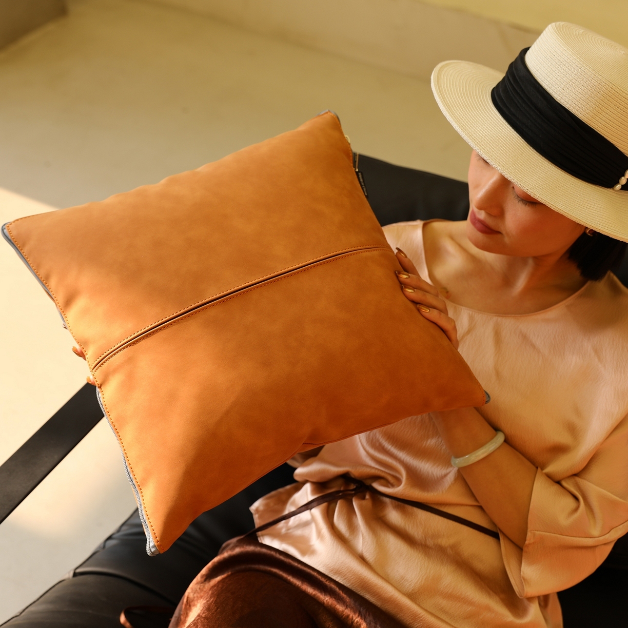 91家纺网 家纺一手货源 找家纺 胜诗梵 2025新款双线拼皮磨毛抱枕被 嘉佰利