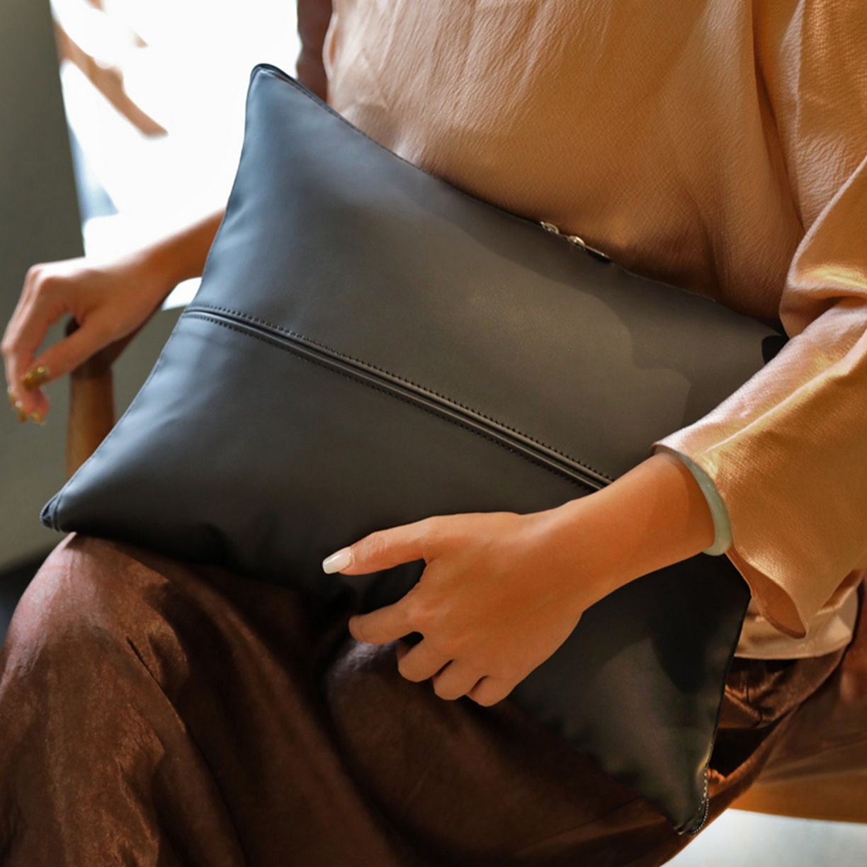 91家纺网 家纺一手货源 找家纺 胜诗梵 2025新款双线拼皮磨毛抱枕被 黑玛瑙