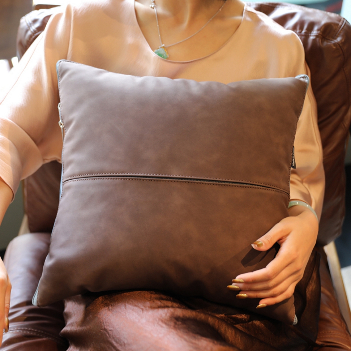 91家纺网 家纺一手货源 找家纺 胜诗梵 2025新款双线拼皮磨毛抱枕被 大地