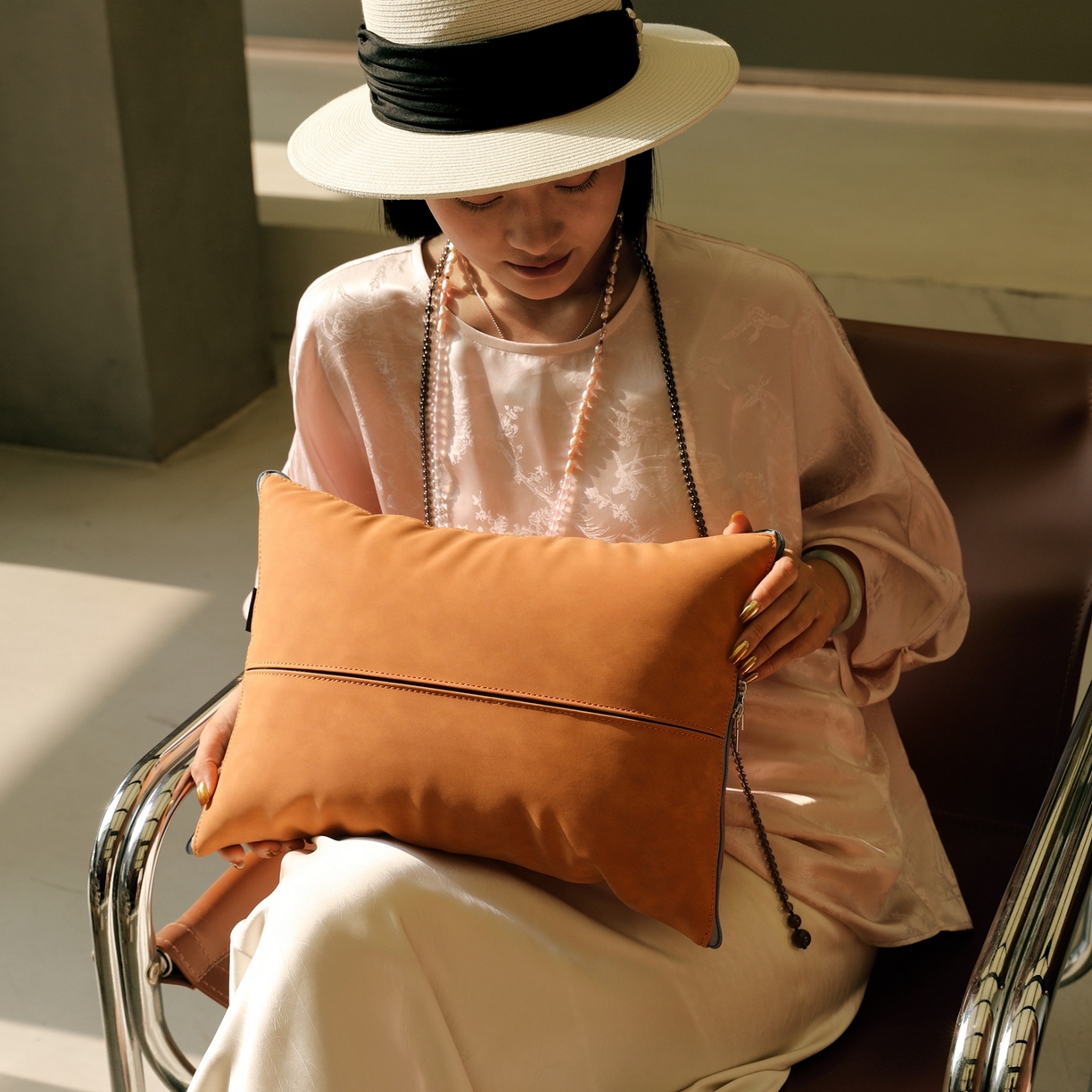 91家纺网 家纺一手货源 找家纺 胜诗梵 2025新款双线拼皮磨毛抱枕被 嘉佰利