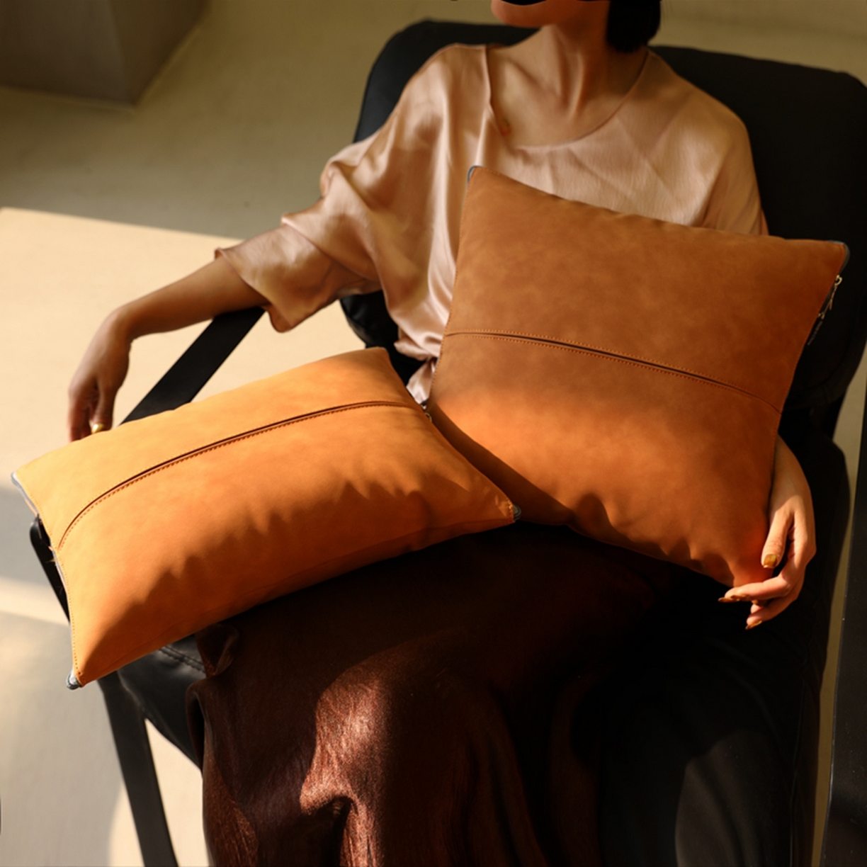 91家纺网 家纺一手货源 找家纺 胜诗梵 2025新款双线拼皮磨毛抱枕被 嘉佰利