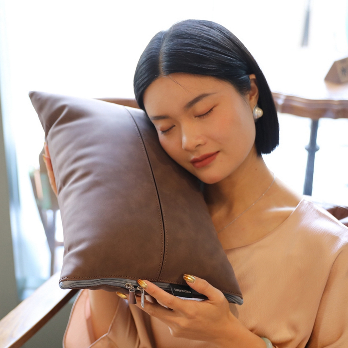 91家纺网 家纺一手货源 找家纺 胜诗梵 2025新款双线拼皮磨毛抱枕被 大地