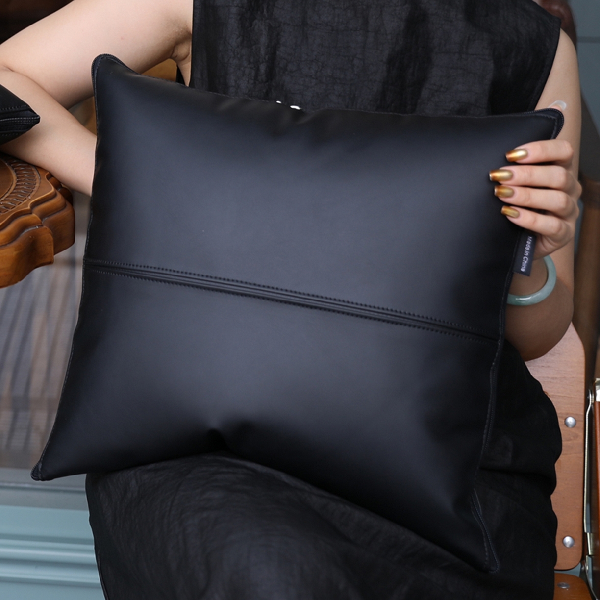 91家纺网 家纺一手货源 找家纺 胜诗梵 2025新款双线拼皮磨毛抱枕被 黑玛瑙