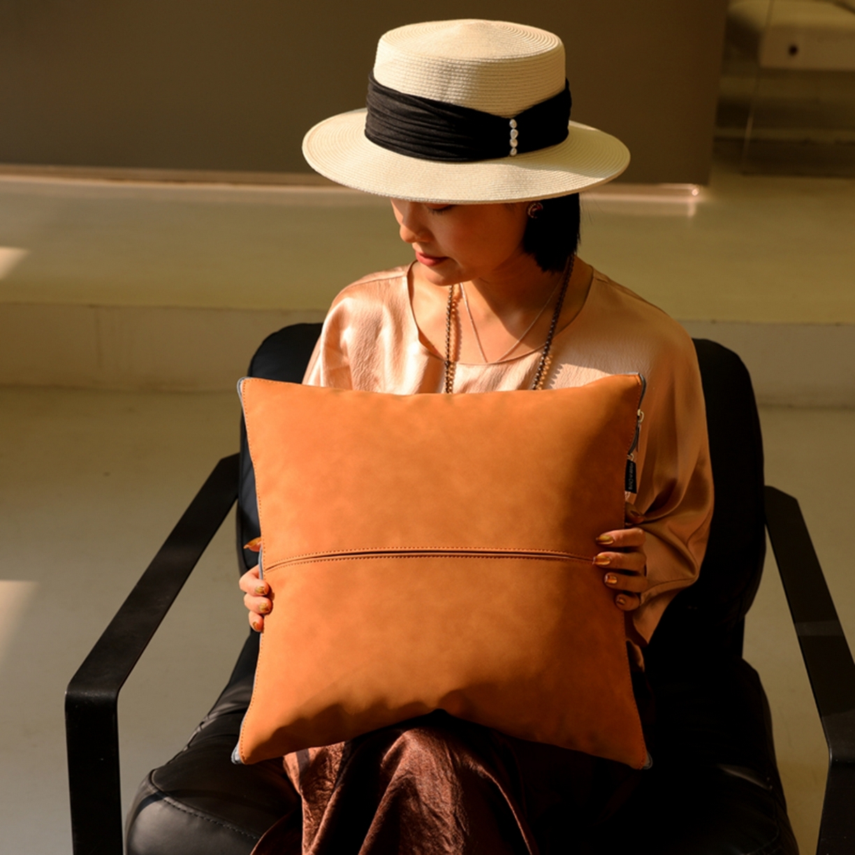 91家纺网 家纺一手货源 找家纺 胜诗梵 2025新款双线拼皮磨毛抱枕被 嘉佰利