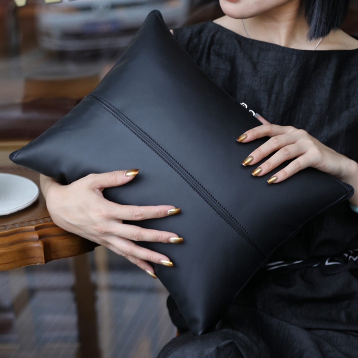 91家纺网 家纺一手货源 找家纺 胜诗梵 2025新款双线拼皮磨毛抱枕被 黑玛瑙