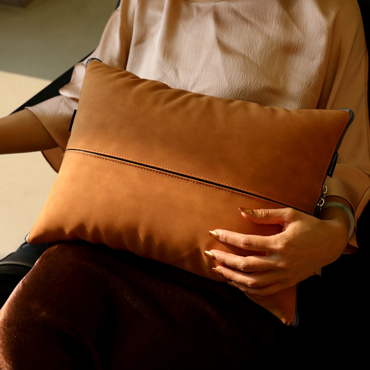 91家纺网 家纺一手货源 找家纺 胜诗梵 2025新款双线拼皮磨毛抱枕被 嘉佰利