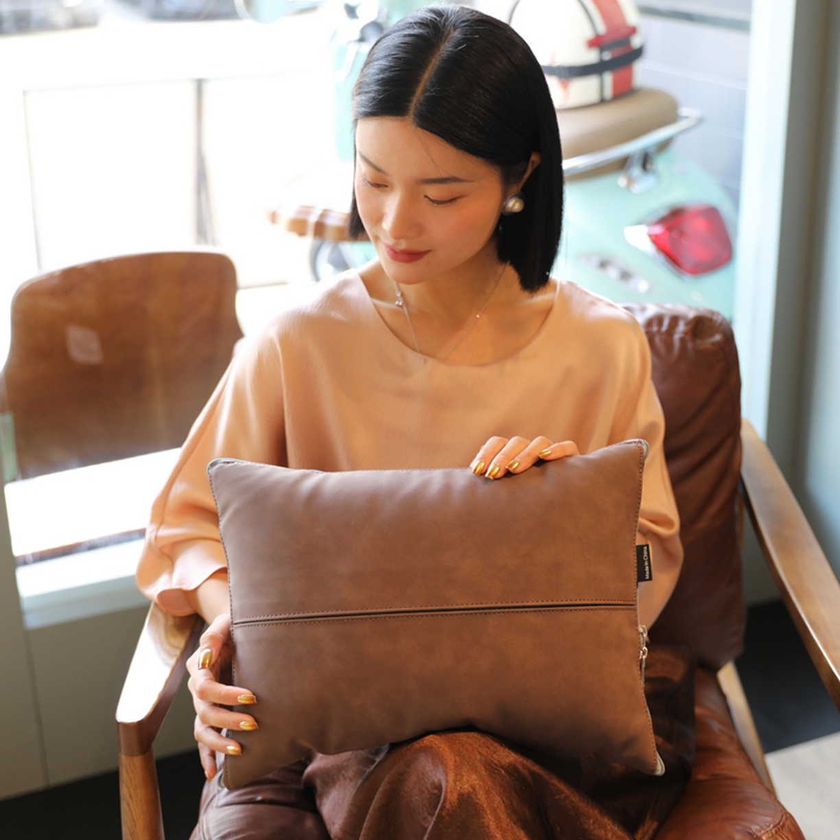 91家纺网 家纺一手货源 找家纺 胜诗梵 2025新款双线拼皮磨毛抱枕被 大地