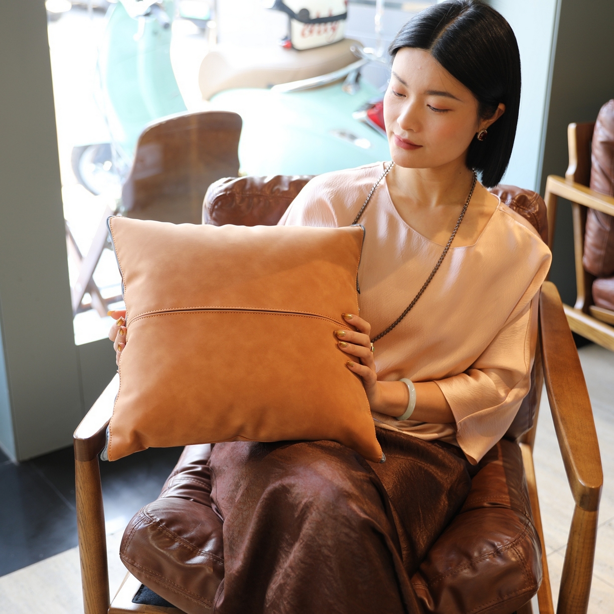 91家纺网 家纺一手货源 找家纺 胜诗梵 2025新款双线拼皮磨毛抱枕被 嘉佰利