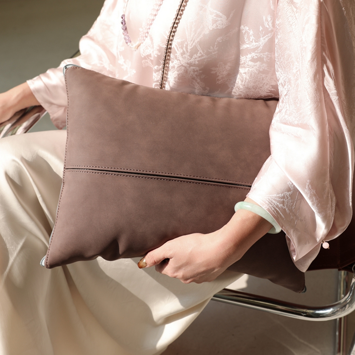 91家纺网 家纺一手货源 找家纺 胜诗梵 2025新款双线拼皮磨毛抱枕被 大地