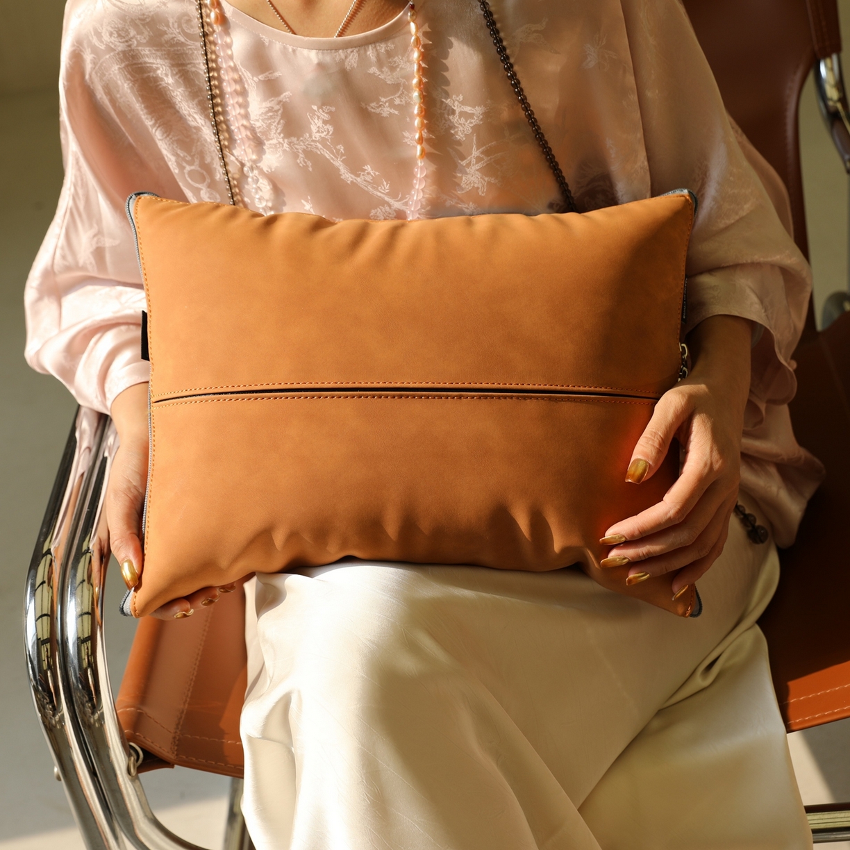 91家纺网 家纺一手货源 找家纺 胜诗梵 2025新款双线拼皮磨毛抱枕被 嘉佰利