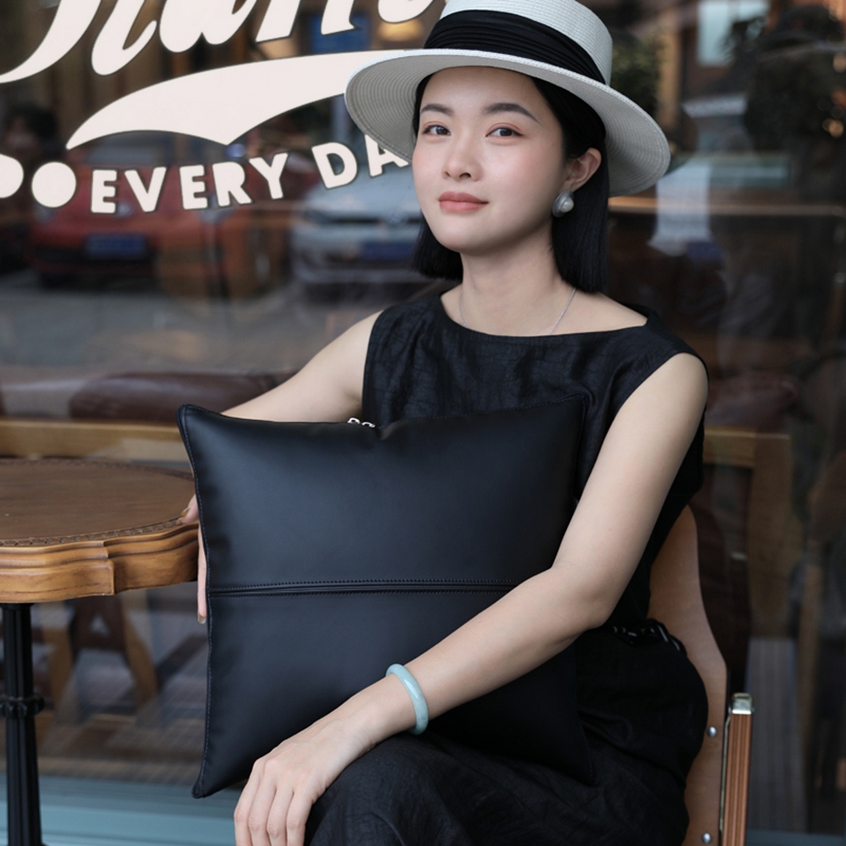 91家纺网 家纺一手货源 找家纺 胜诗梵 2025新款双线拼皮磨毛抱枕被 黑玛瑙