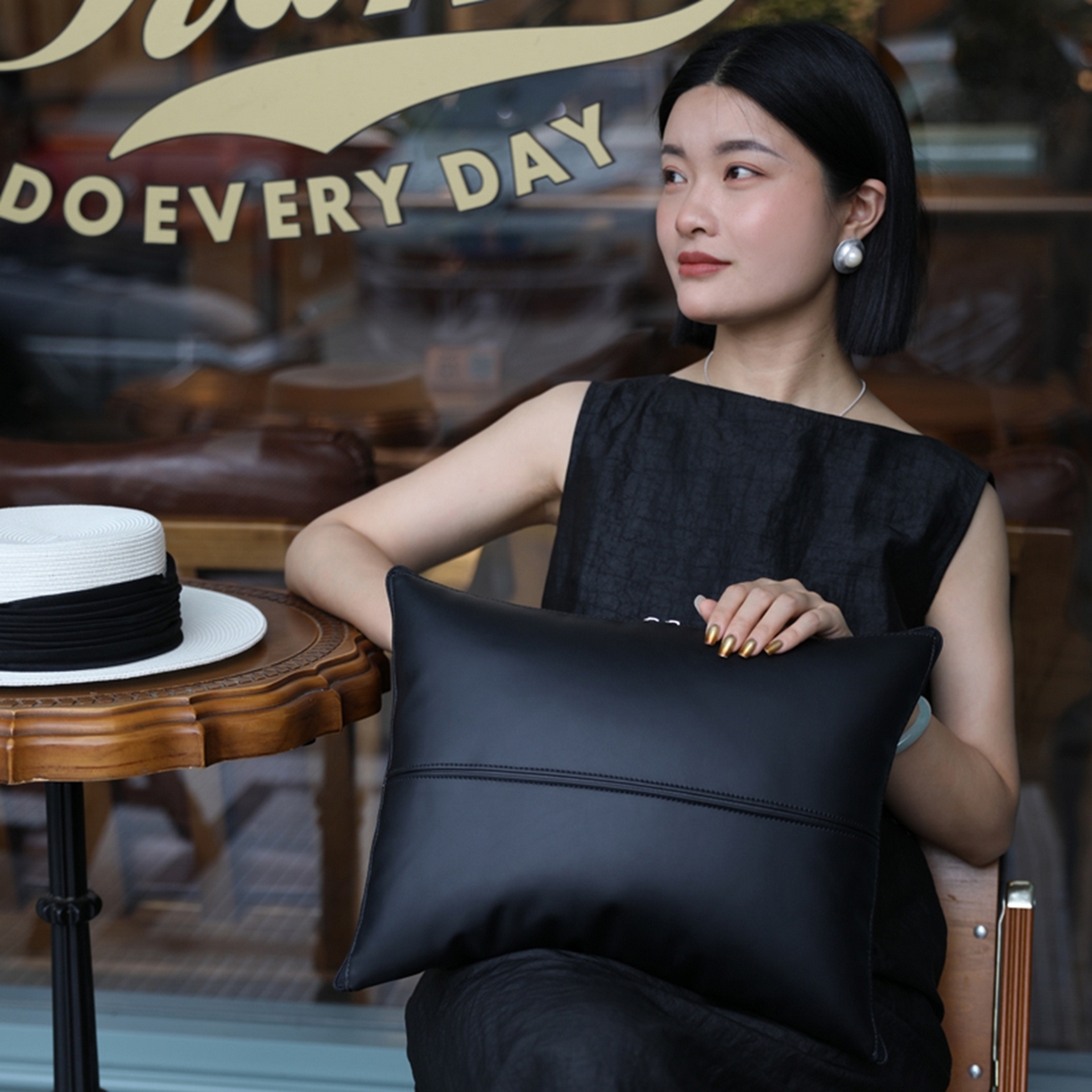 91家纺网 家纺一手货源 找家纺 胜诗梵 2025新款双线拼皮磨毛抱枕被 黑玛瑙