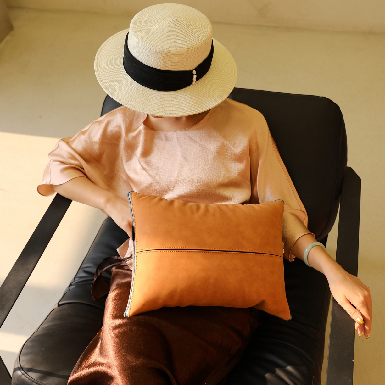 91家纺网 家纺一手货源 找家纺 胜诗梵 2025新款双线拼皮磨毛抱枕被 嘉佰利