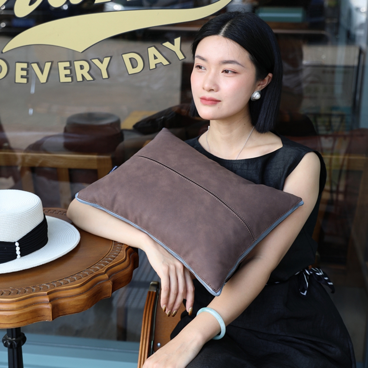 91家纺网 家纺一手货源 找家纺 胜诗梵 2025新款双线拼皮磨毛抱枕被 大地