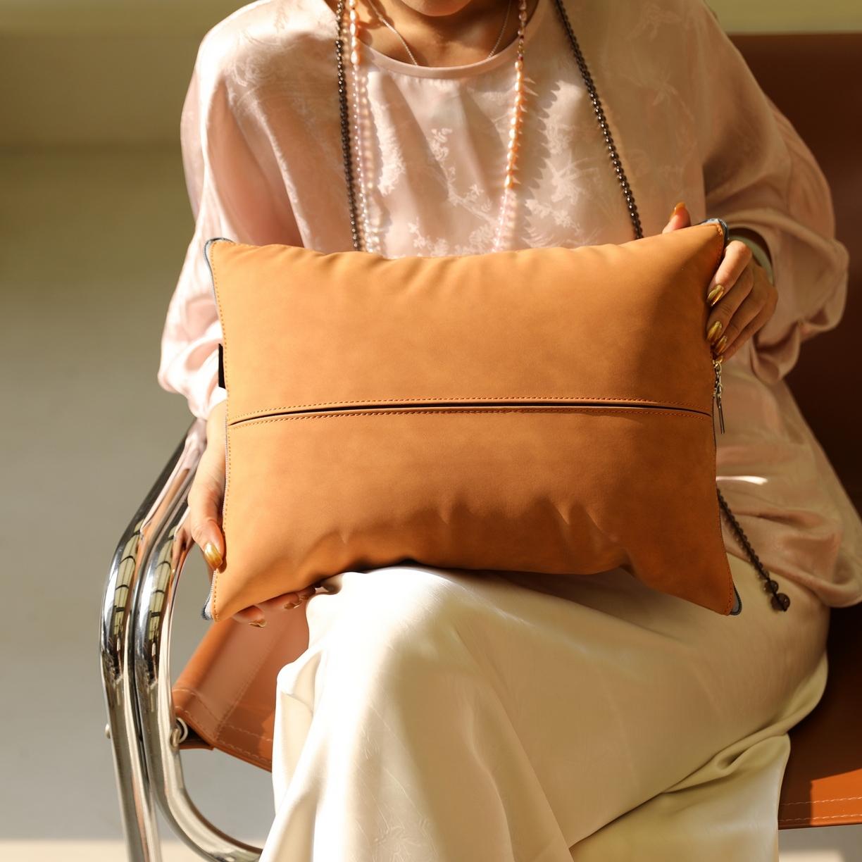 91家纺网 家纺一手货源 找家纺 胜诗梵 2025新款双线拼皮磨毛抱枕被 嘉佰利