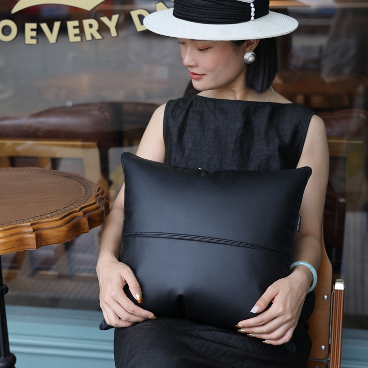 91家纺网 家纺一手货源 找家纺 胜诗梵 2025新款双线拼皮磨毛抱枕被 黑玛瑙