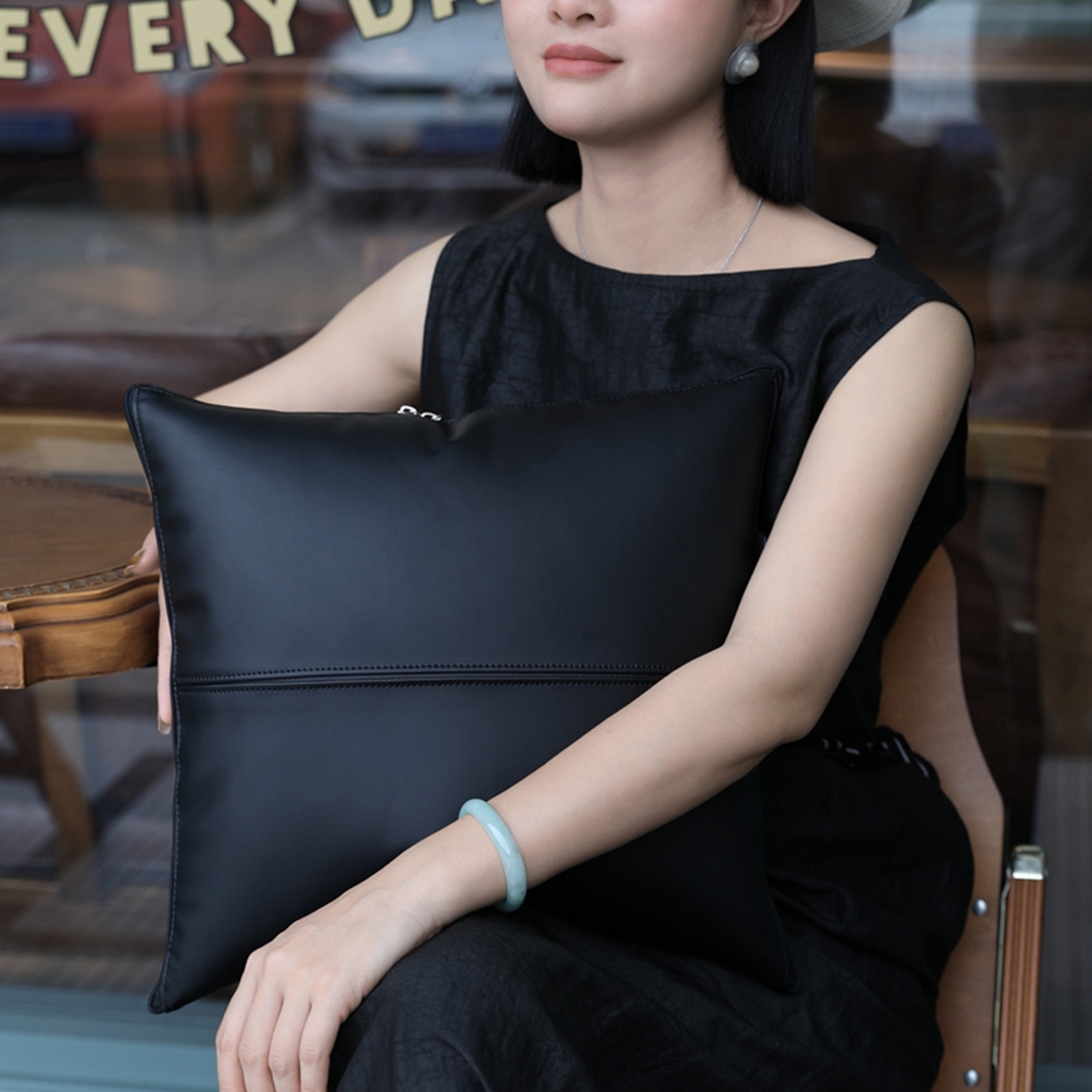 91家纺网 家纺一手货源 找家纺 胜诗梵 2025新款双线拼皮磨毛抱枕被 黑玛瑙