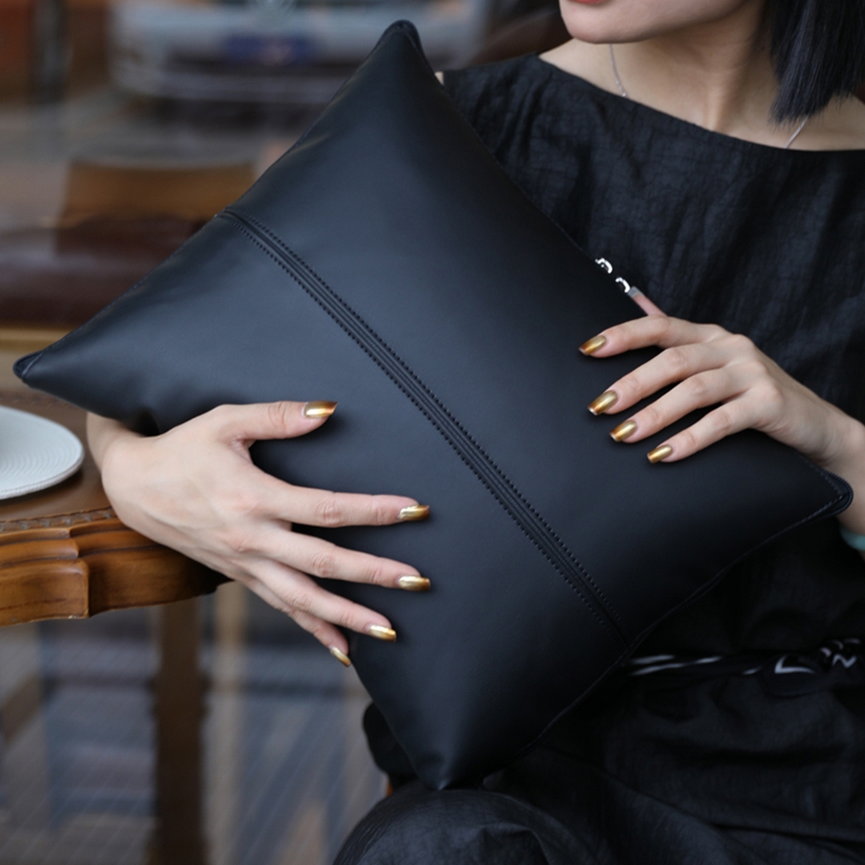 91家纺网 家纺一手货源 找家纺 胜诗梵 2025新款双线拼皮磨毛抱枕被 黑玛瑙