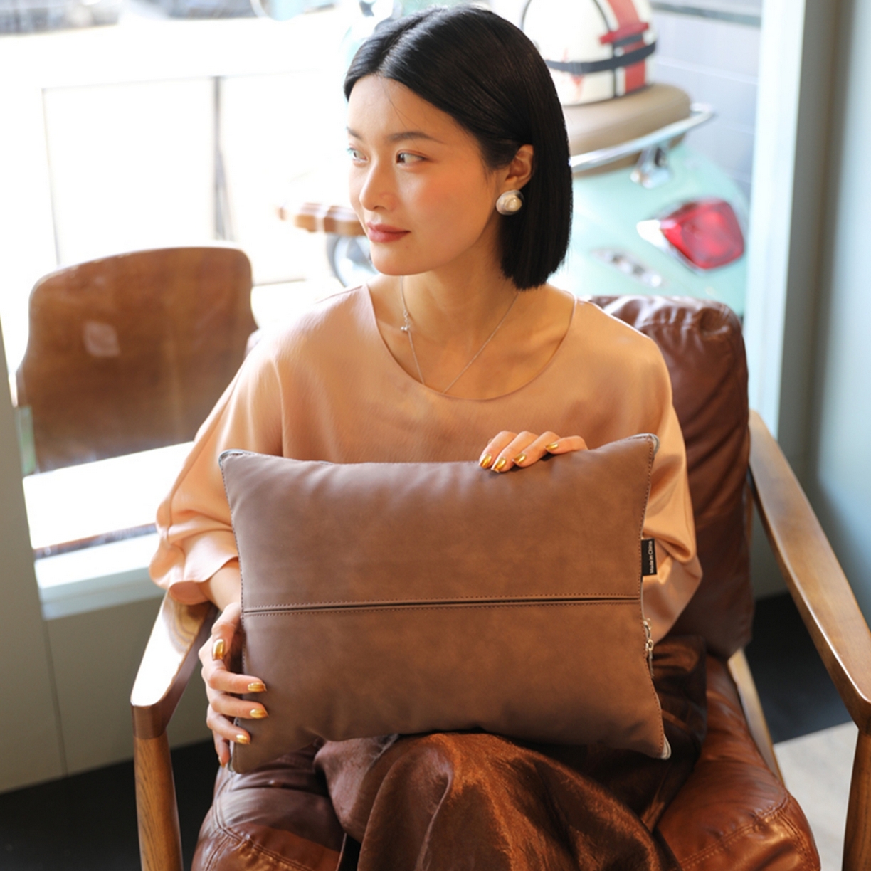 91家纺网 家纺一手货源 找家纺 胜诗梵 2025新款双线拼皮磨毛抱枕被 大地