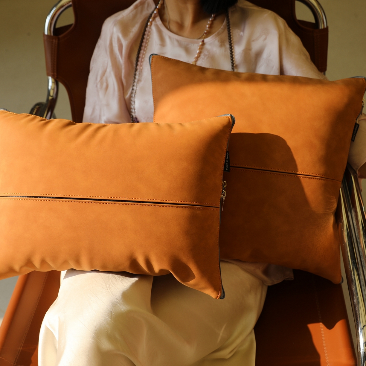 91家纺网 家纺一手货源 找家纺 胜诗梵 2025新款双线拼皮磨毛抱枕被 嘉佰利