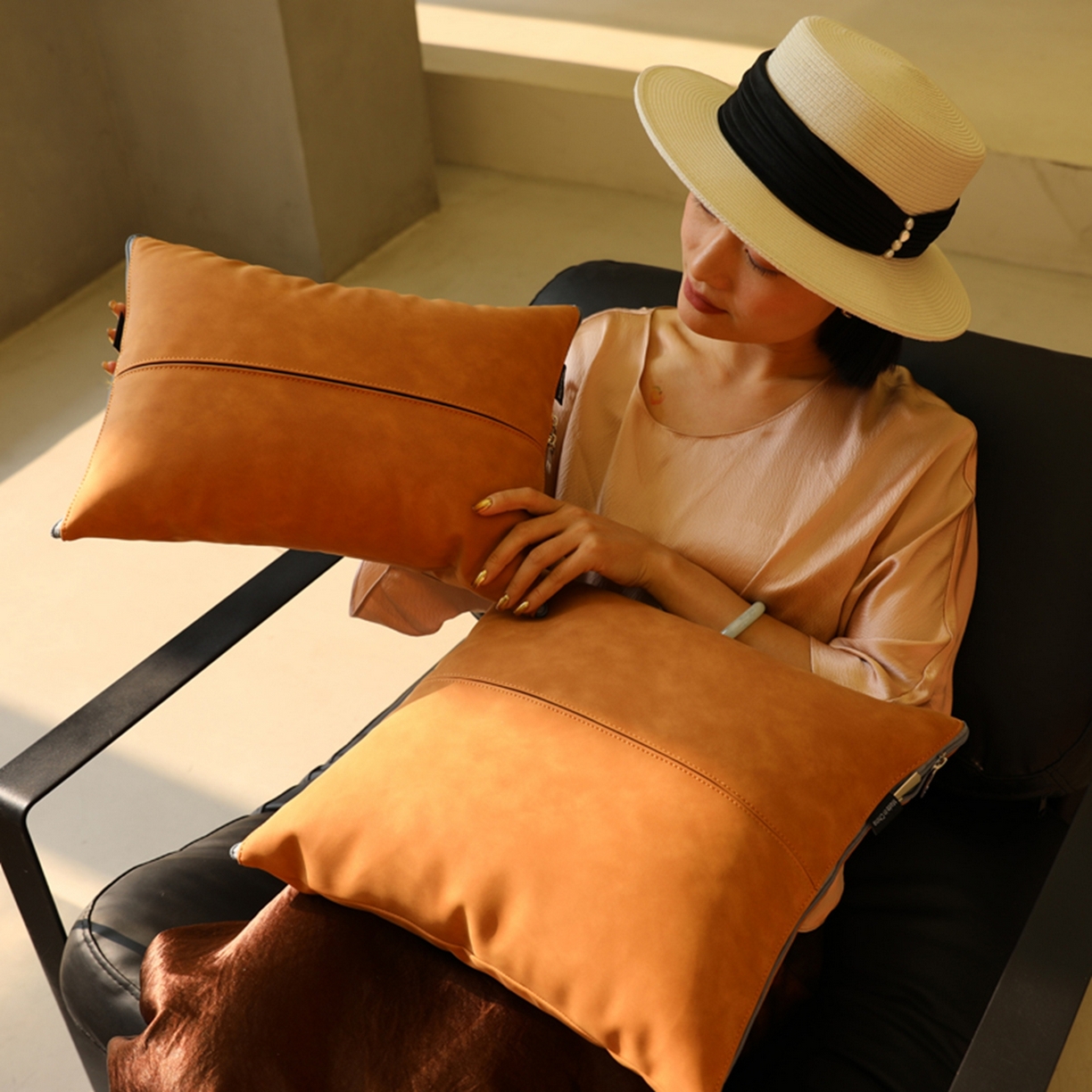 91家纺网 家纺一手货源 找家纺 胜诗梵 2025新款双线拼皮磨毛抱枕被 嘉佰利