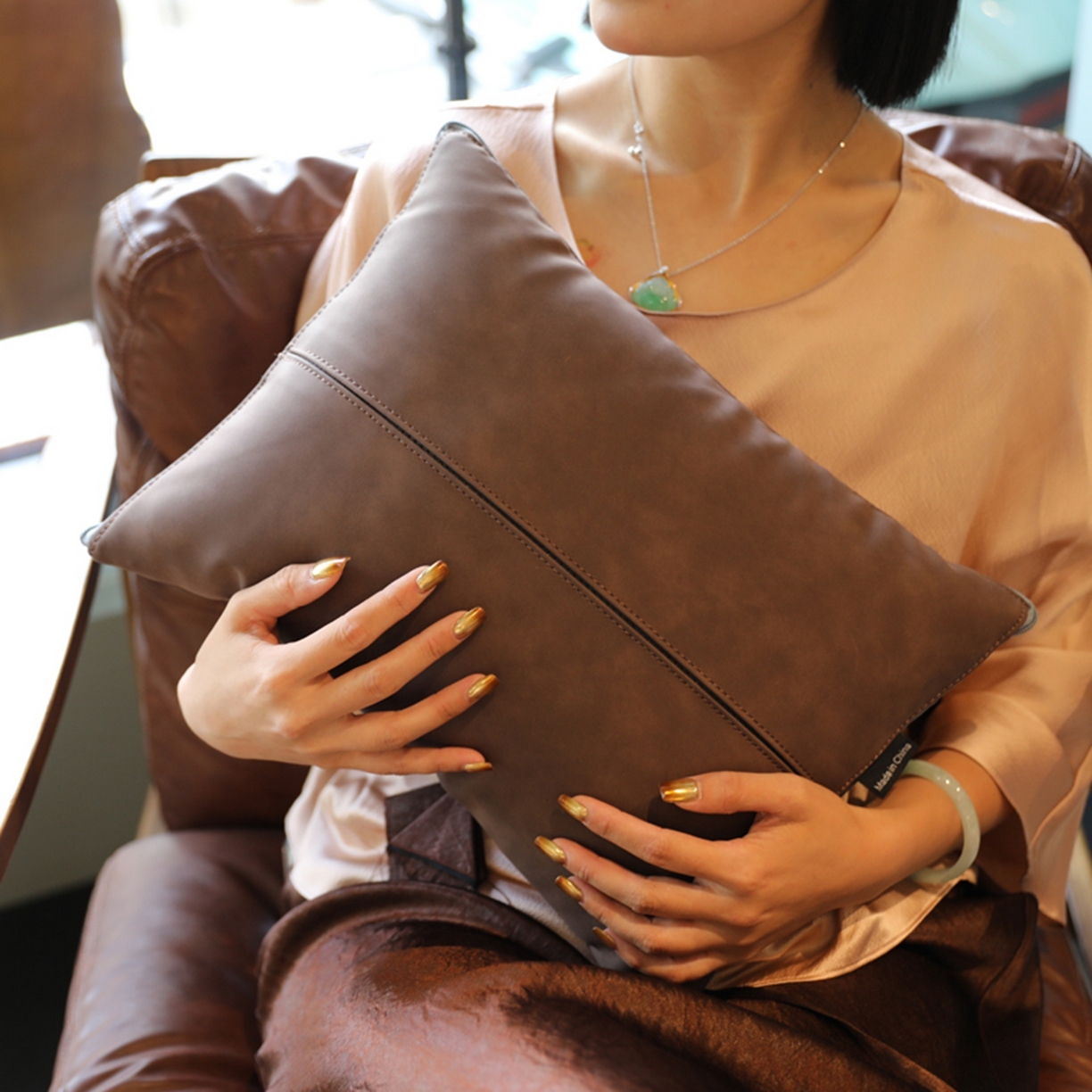 91家纺网 家纺一手货源 找家纺 胜诗梵 2025新款双线拼皮磨毛抱枕被 大地