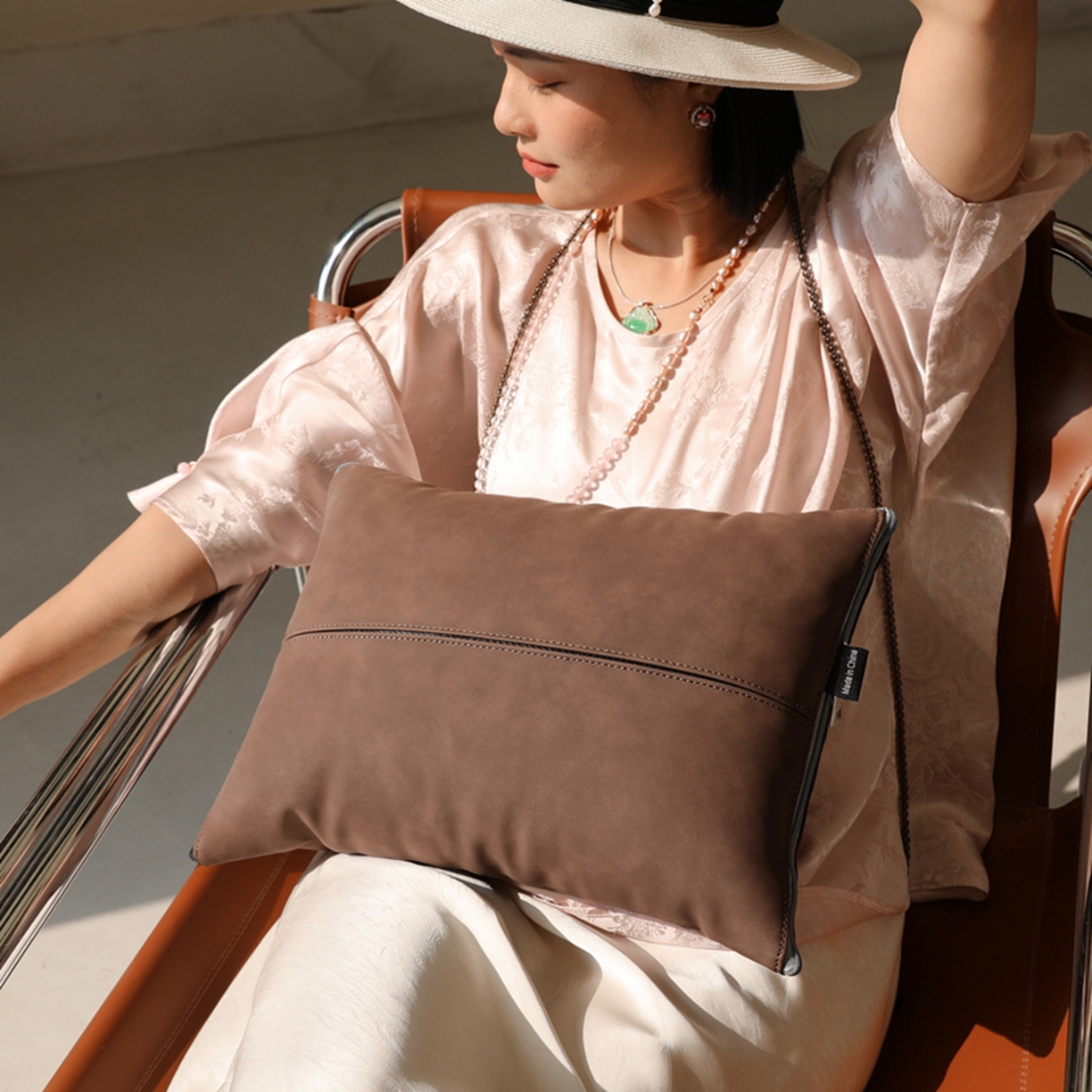 91家纺网 家纺一手货源 找家纺 胜诗梵 2025新款双线拼皮磨毛抱枕被 大地