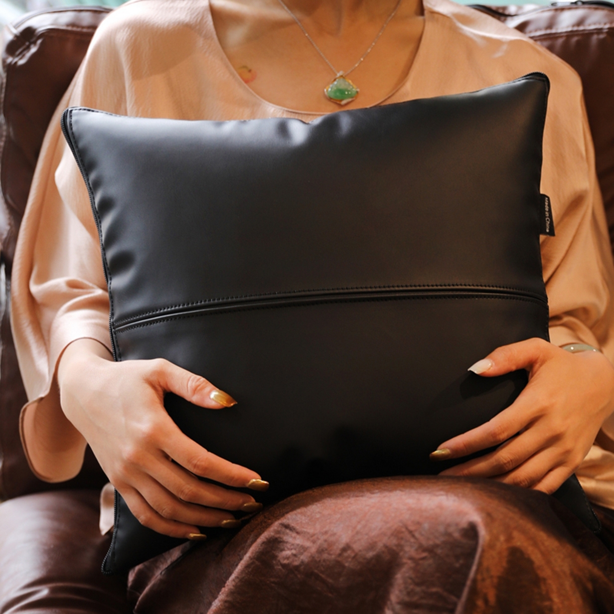 91家纺网 家纺一手货源 找家纺 胜诗梵 2025新款双线拼皮磨毛抱枕被 黑玛瑙