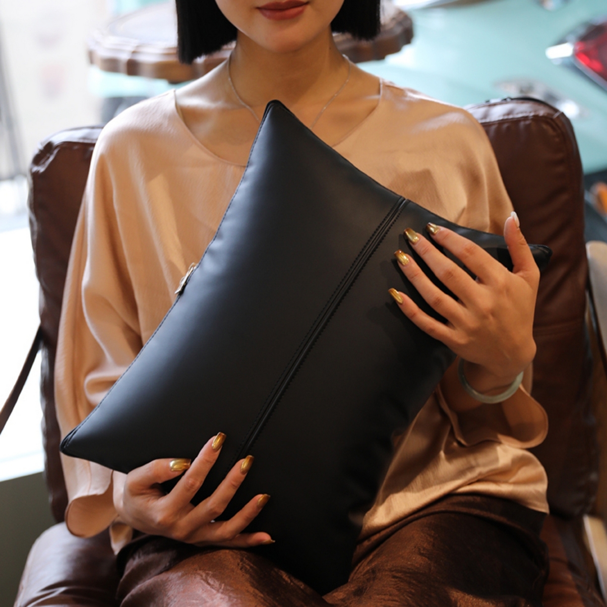 91家纺网 家纺一手货源 找家纺 胜诗梵 2025新款双线拼皮磨毛抱枕被 黑玛瑙