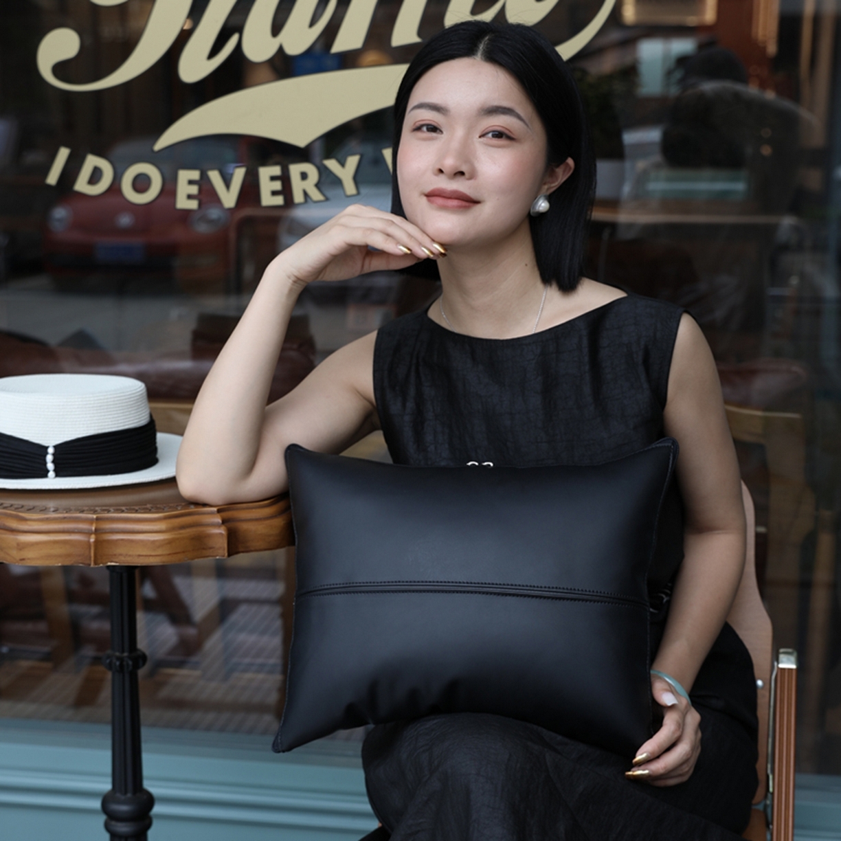 91家纺网 家纺一手货源 找家纺 胜诗梵 2025新款双线拼皮磨毛抱枕被 黑玛瑙