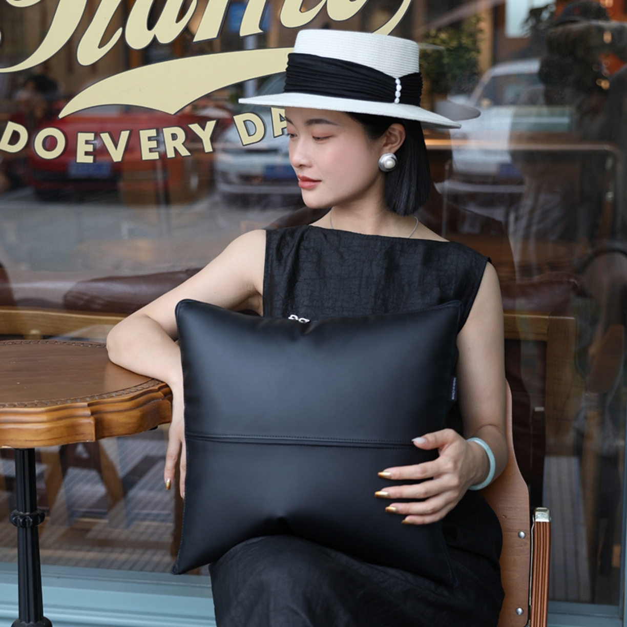 91家纺网 家纺一手货源 找家纺 胜诗梵 2025新款双线拼皮磨毛抱枕被 黑玛瑙