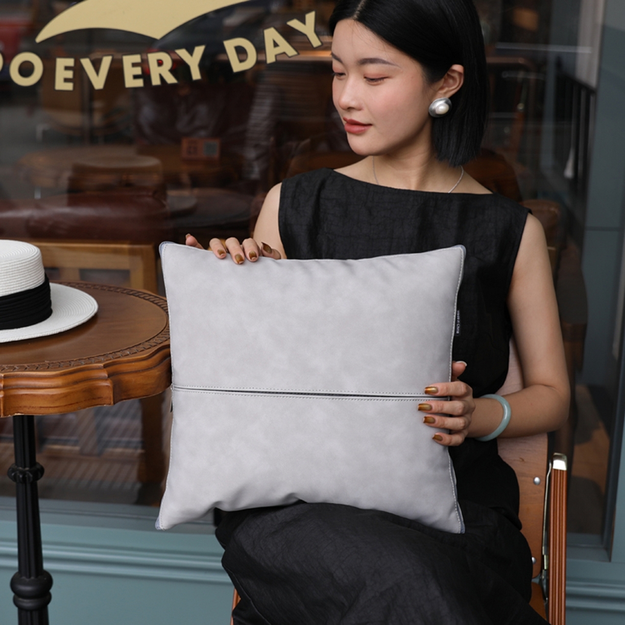 胜诗梵 2025新款双线拼皮磨毛抱枕被 佐拉