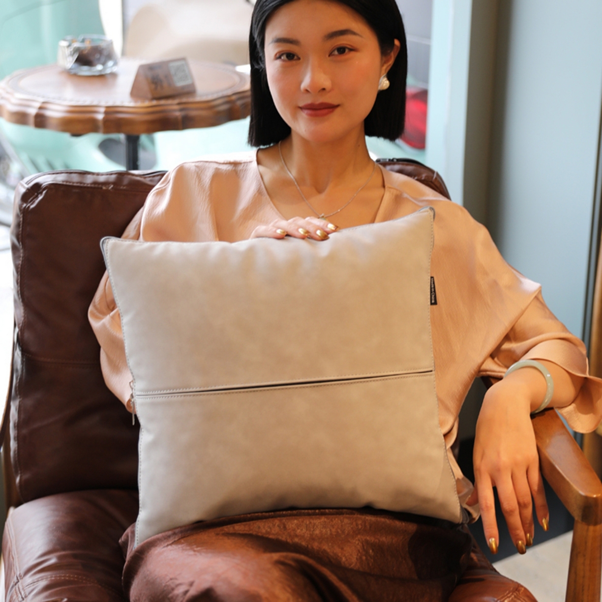 91家纺网 家纺一手货源 找家纺 胜诗梵 2025新款双线拼皮磨毛抱枕被 佐拉