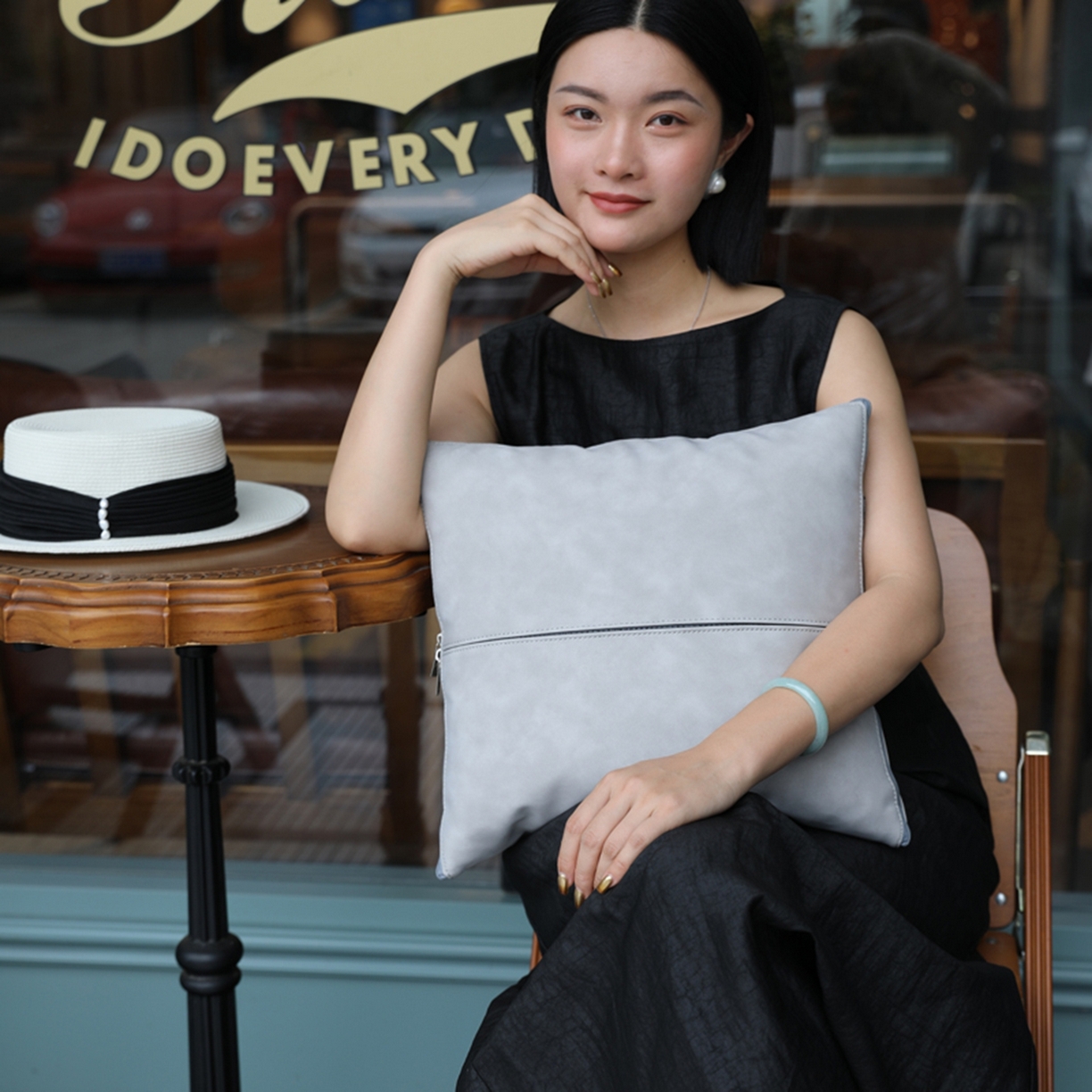 91家纺网 家纺一手货源 找家纺 胜诗梵 2025新款双线拼皮磨毛抱枕被 佐拉