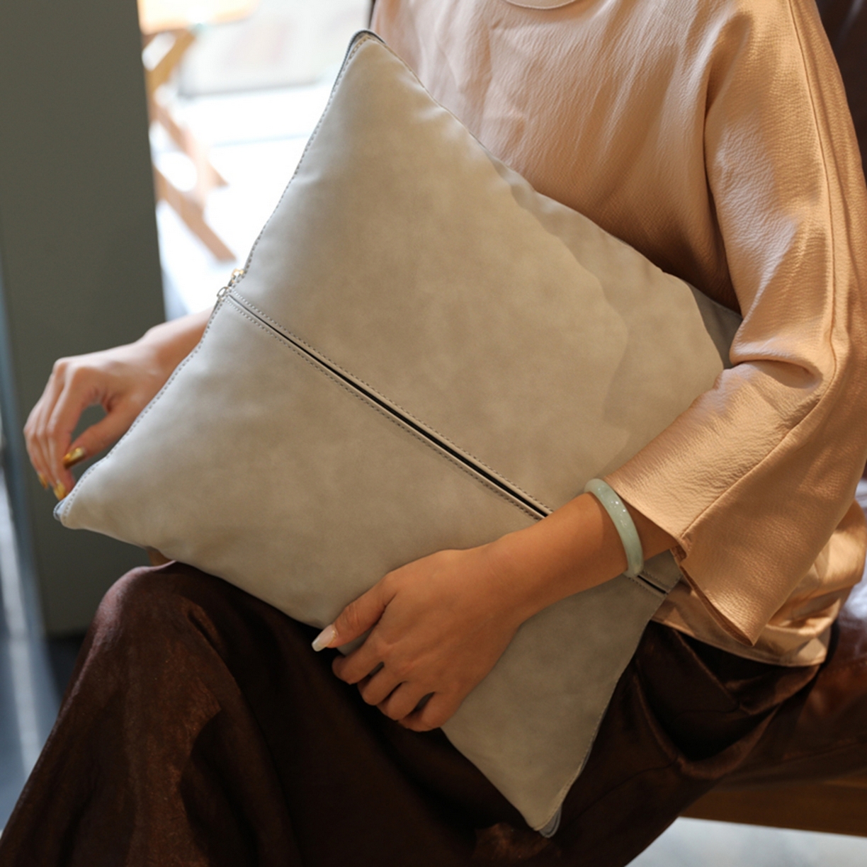 91家纺网 家纺一手货源 找家纺 胜诗梵 2025新款双线拼皮磨毛抱枕被 佐拉