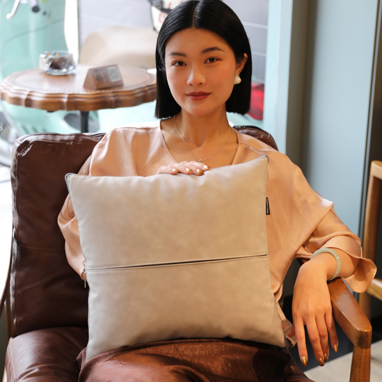 91家纺网 家纺一手货源 找家纺 胜诗梵 2025新款双线拼皮磨毛抱枕被 佐拉