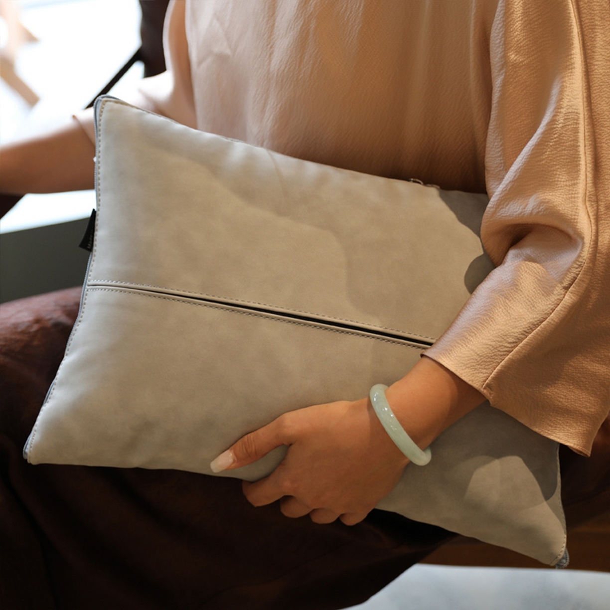 91家纺网 家纺一手货源 找家纺 胜诗梵 2025新款双线拼皮磨毛抱枕被 佐拉