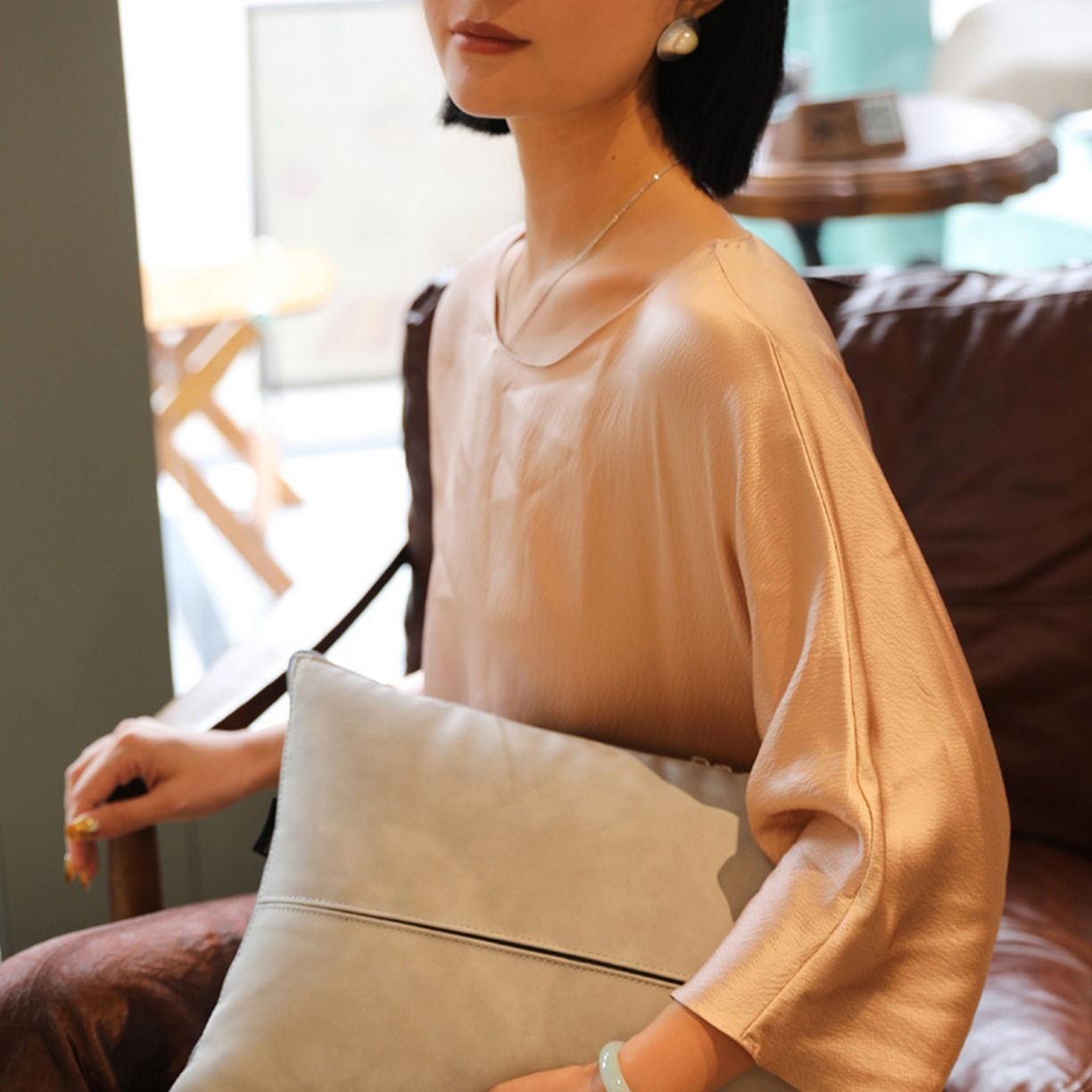 91家纺网 家纺一手货源 找家纺 胜诗梵 2025新款双线拼皮磨毛抱枕被 佐拉