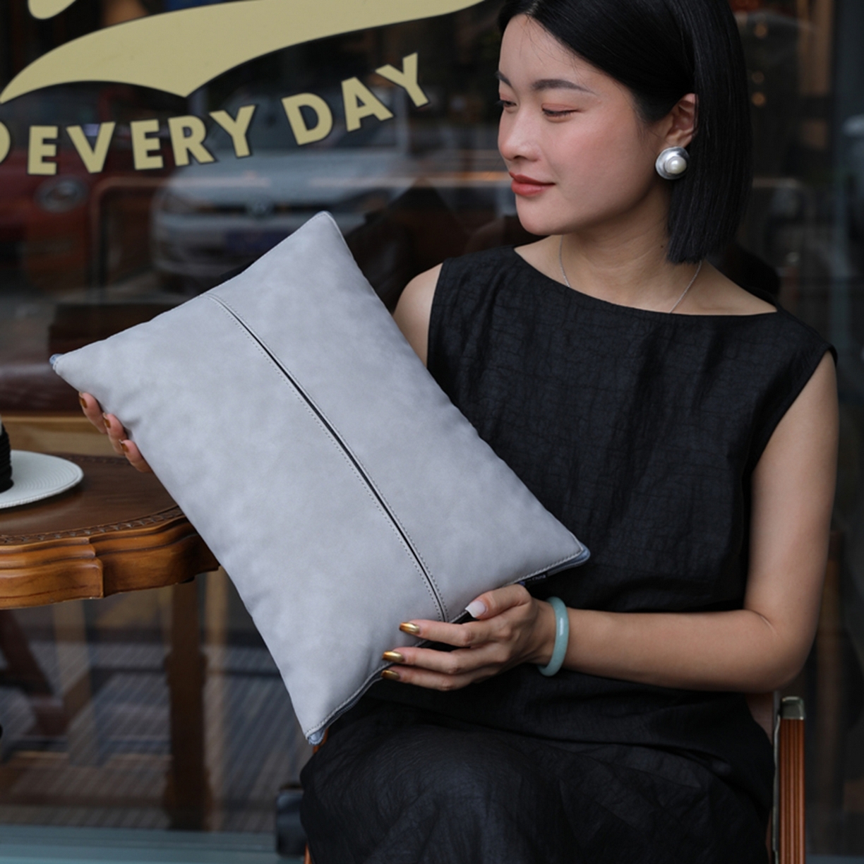 91家纺网 家纺一手货源 找家纺 胜诗梵 2025新款双线拼皮磨毛抱枕被 佐拉