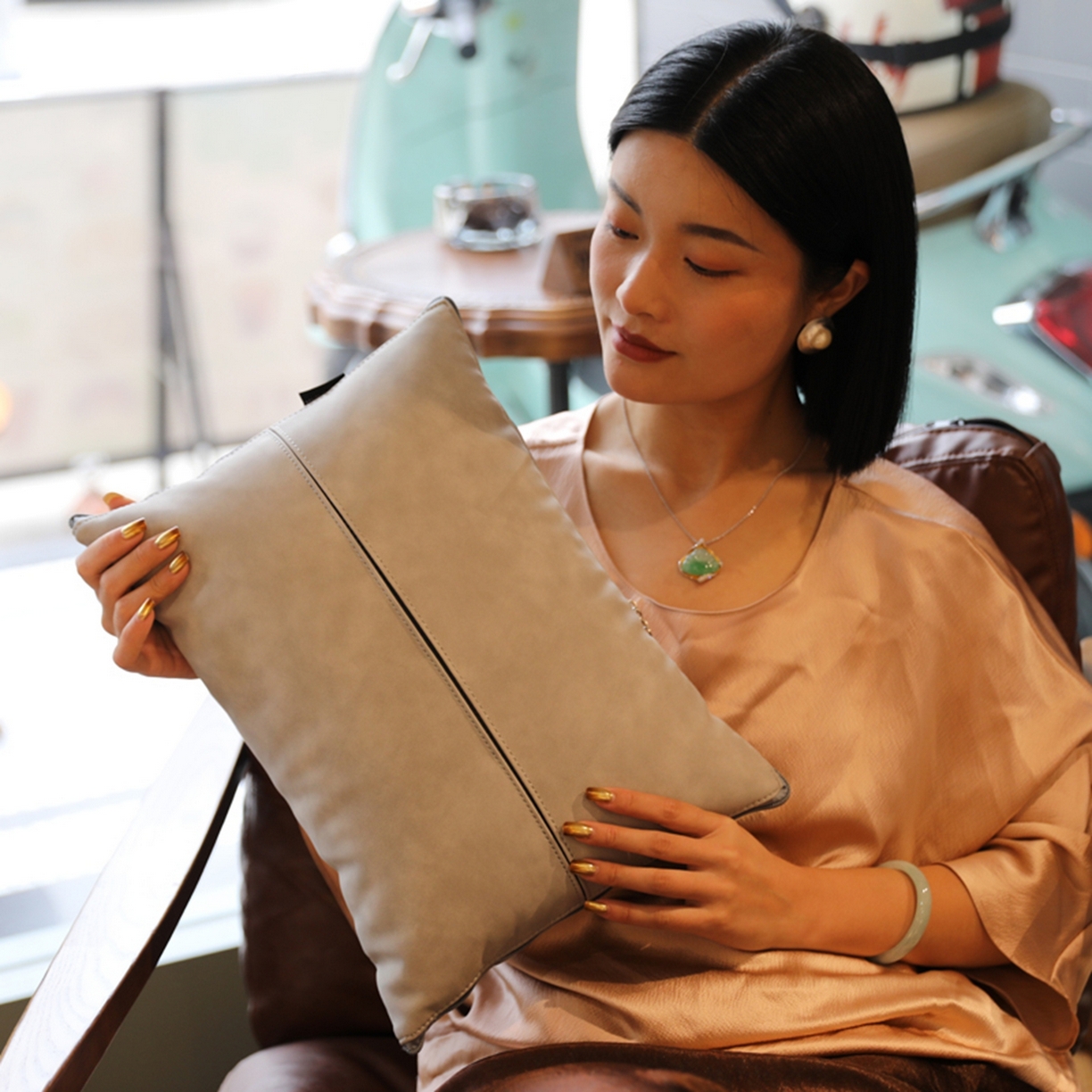 91家纺网 家纺一手货源 找家纺 胜诗梵 2025新款双线拼皮磨毛抱枕被 佐拉