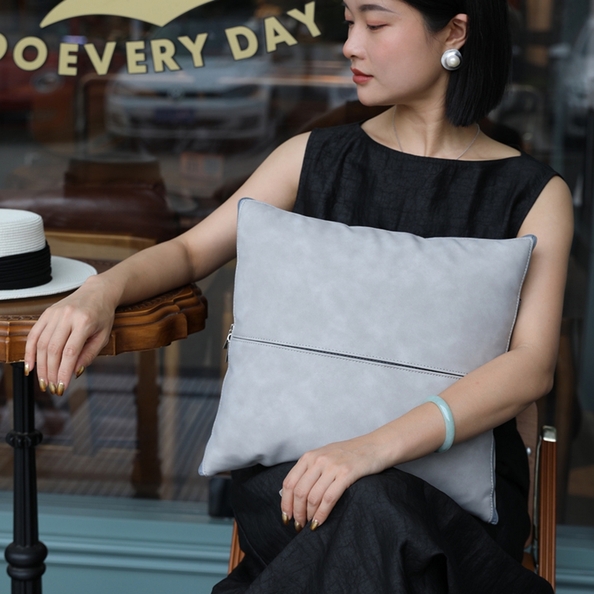 91家纺网 家纺一手货源 找家纺 胜诗梵 2025新款双线拼皮磨毛抱枕被 佐拉